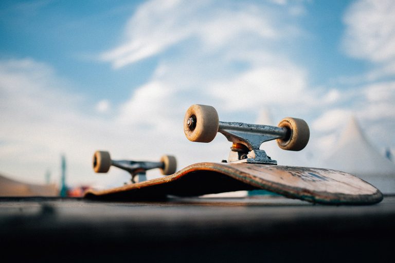Skateboard auf der Straße Skateboard