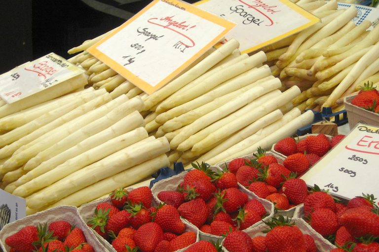 Spargel und Erdbeeren