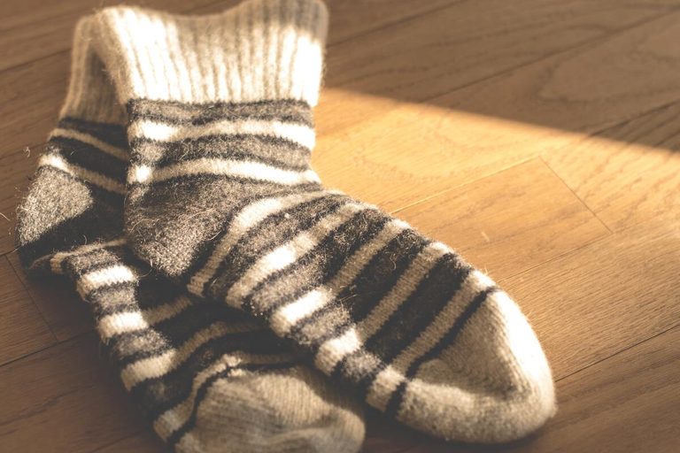 Wollsocken Ein Paar gestreifte Wollsocken