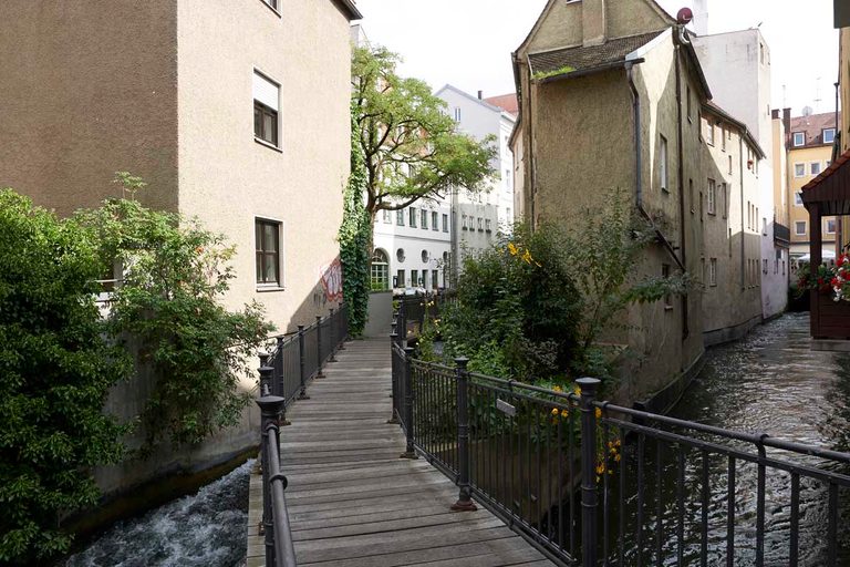 Hausreihen mit Kanal und Brücke