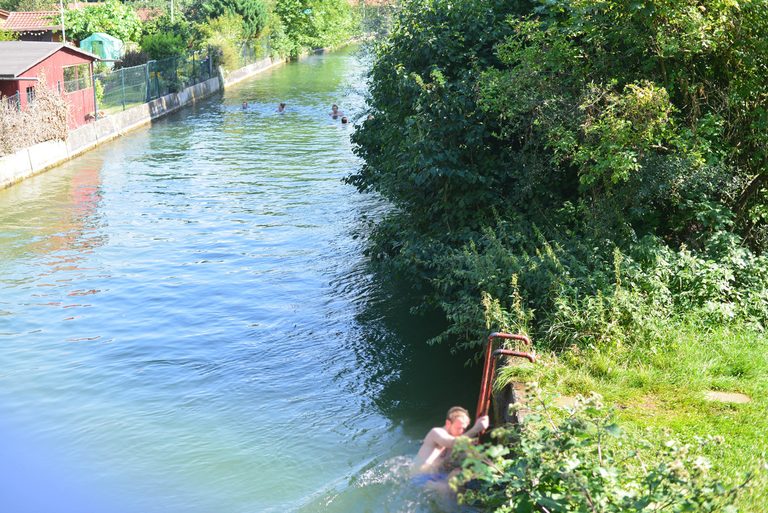 Badestelle an einem Kanal in Augsburg