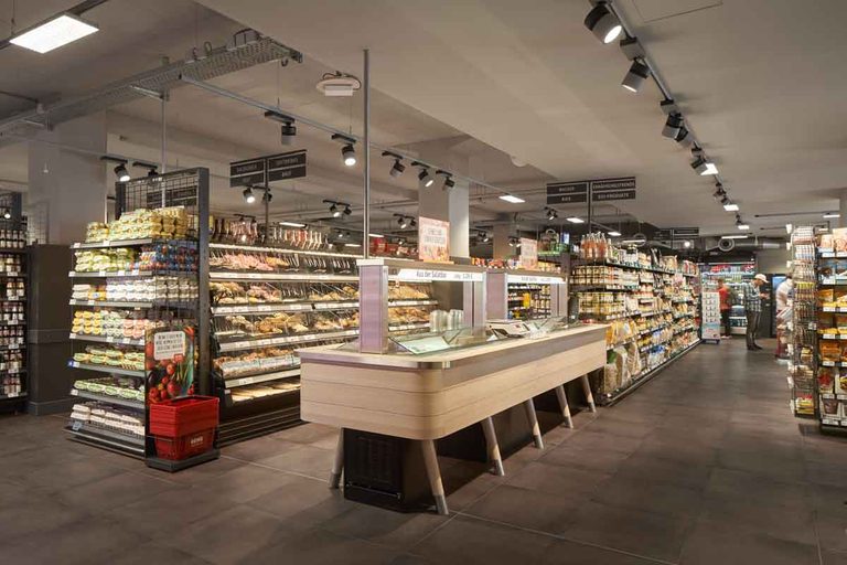 Rewe in der Frauentorstraße Innenansicht eines Supermarktes