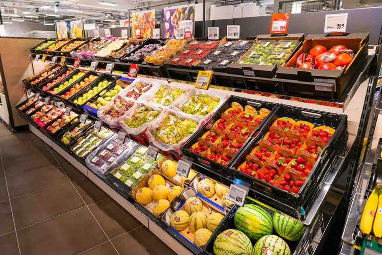 Obstabteilung im Rewe Äpfel, Birnen und anderes Obst im Supermarkt
