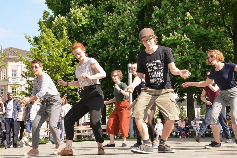 tanzende junge Menschen in einem Park